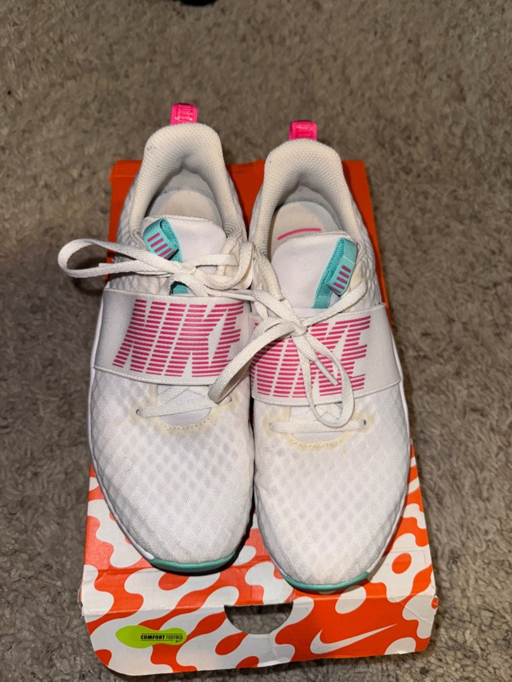 Women’s Nike tennis shoes